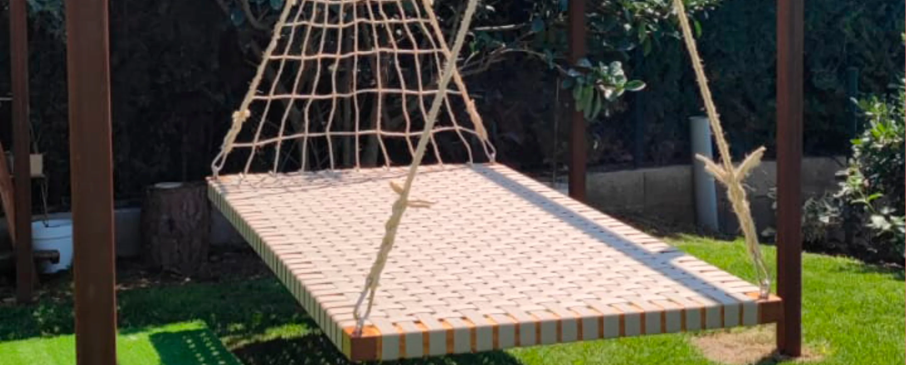 Diseño y Fabricación de Muebles y Elementos Decorativos en Hierro forjado y Madera 32 Cómoda hamaca de jardín para relajarse al aire libre