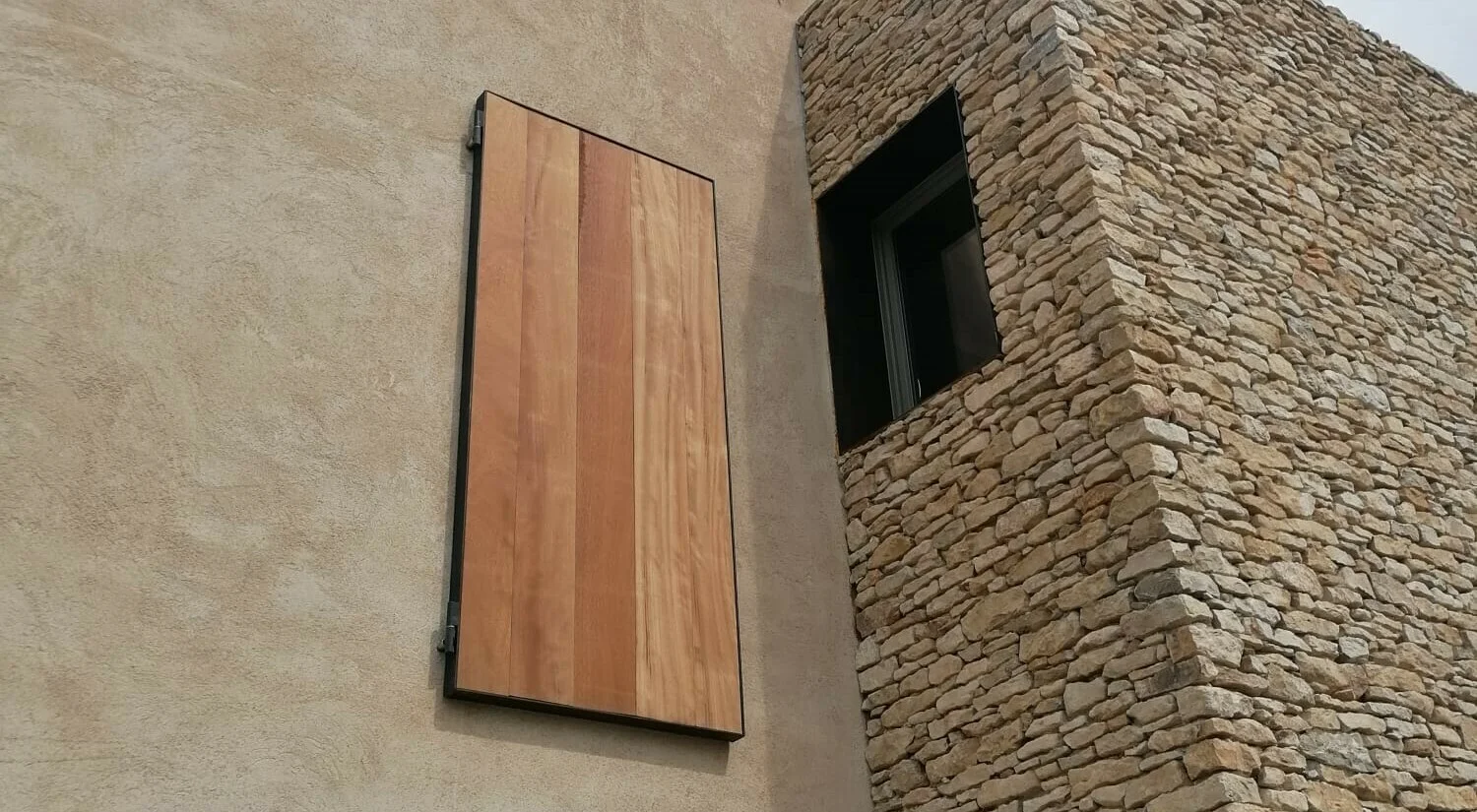 Diseño y Fabricación de Muebles y Elementos Decorativos en Hierro forjado y Madera 34 Porticón impresionante de obra nueva con diseño arquitectónico